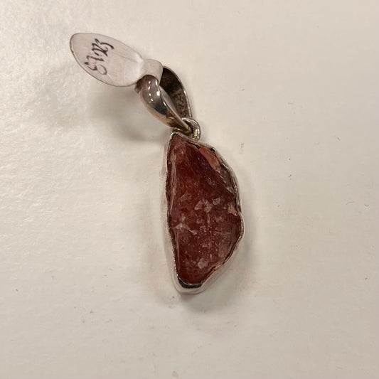 Rough Sunstone Pendant Set In Silver 20mm