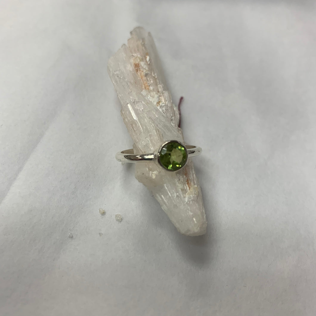Simple Faceted circle Peridot Ring 7