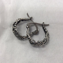 Load image into Gallery viewer, Small Hoop Earrings
