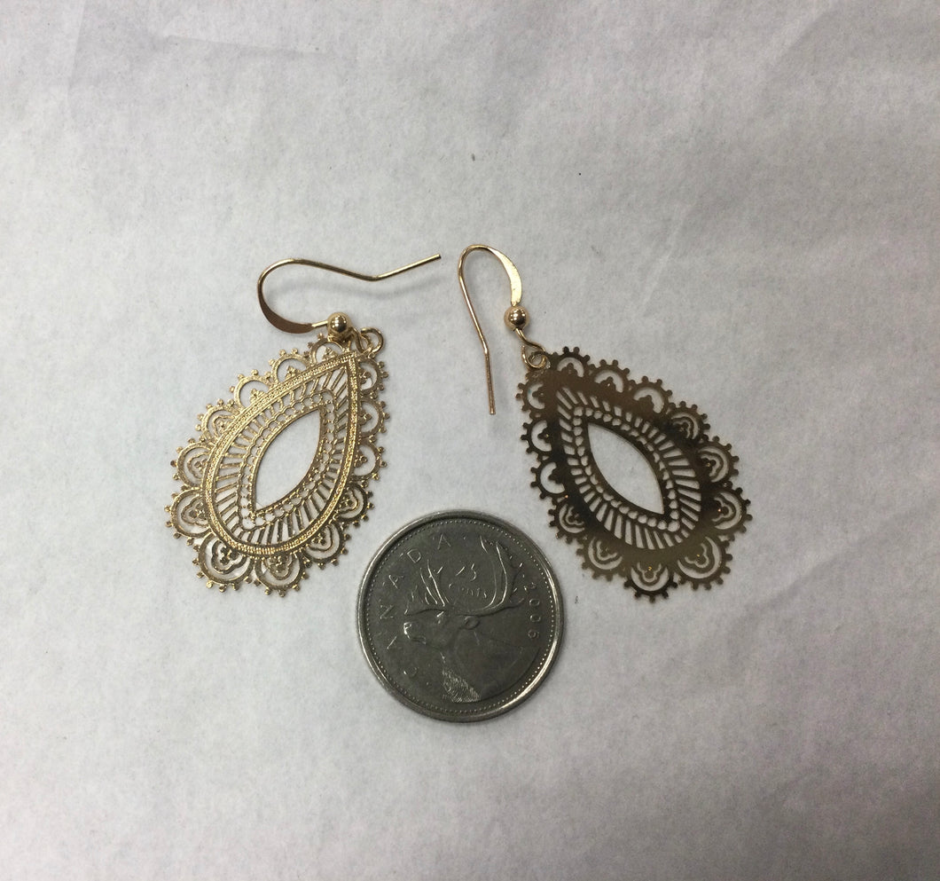 Lavishy earrings, scalloped almond shape