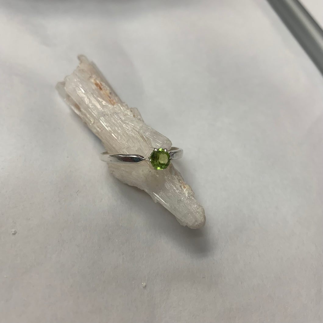 Simple Raised Faceted Peridot Ring in Silver size 7